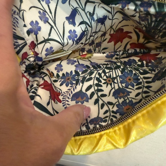 Gucci Shimmering Yellow Cosmetic Case - Picture 3 of 7